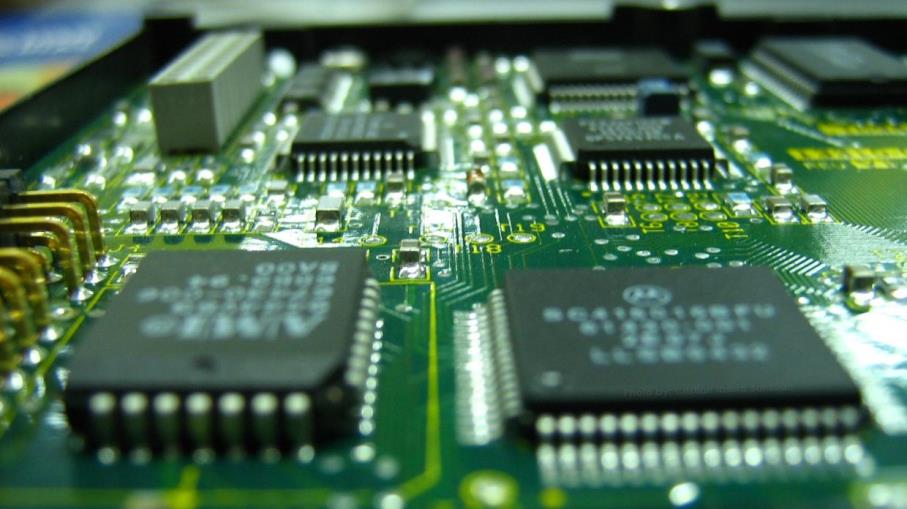 Investire su chip e semiconduttori con rendimento fino al 13%
