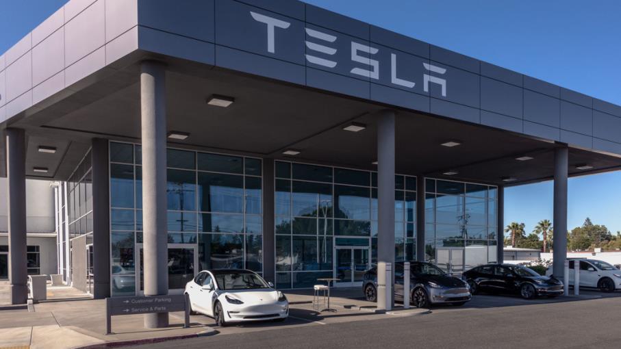 Tesla: il rally punta su Robotaxi, Cybercab e AI