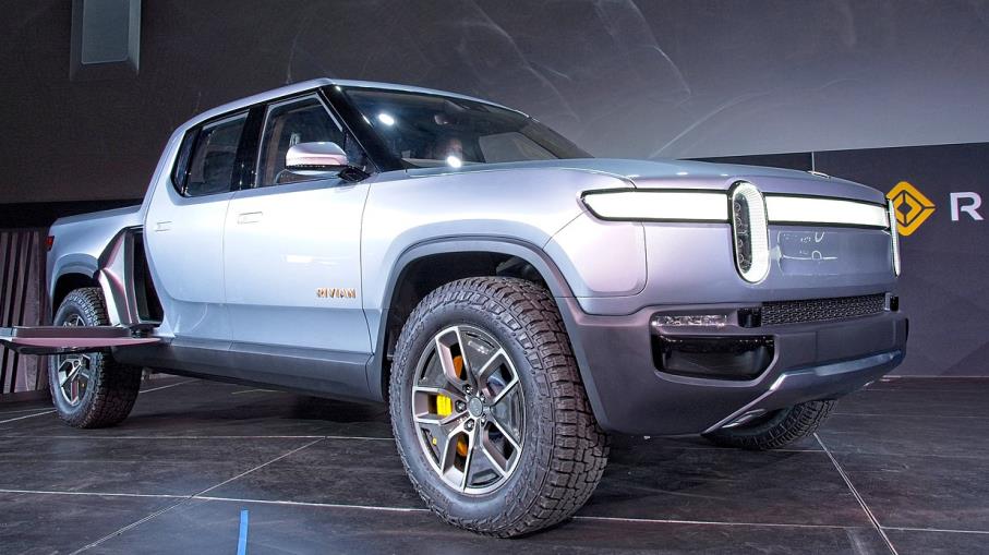 Auto elettriche: con chip shortage Rivian aumenta prezzi veicoli