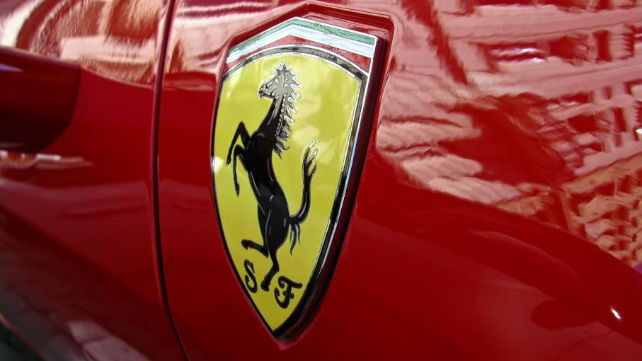 Ferrari alza target 2022 dopo risultati 2° trimestre: come operare?