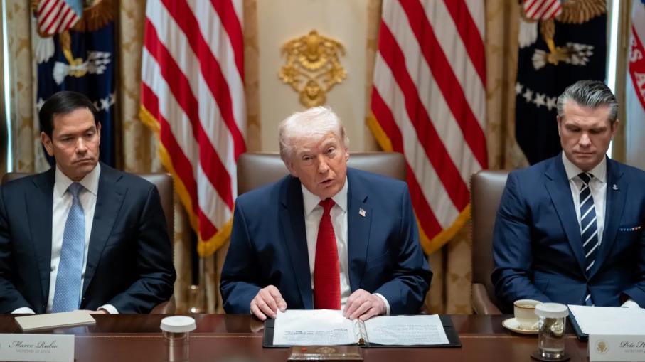 Petrolio: Trump libererà le navi bloccate a Hormuz, i prezzi scendono