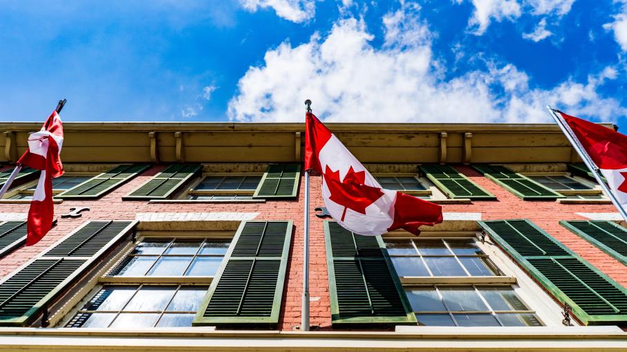 Dollaro canadese ai minimi: pesano dollaro forte e petrolio