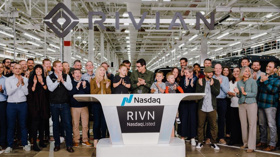 Rivian lancia le obbligazioni verdi convertibili, le azioni crollano