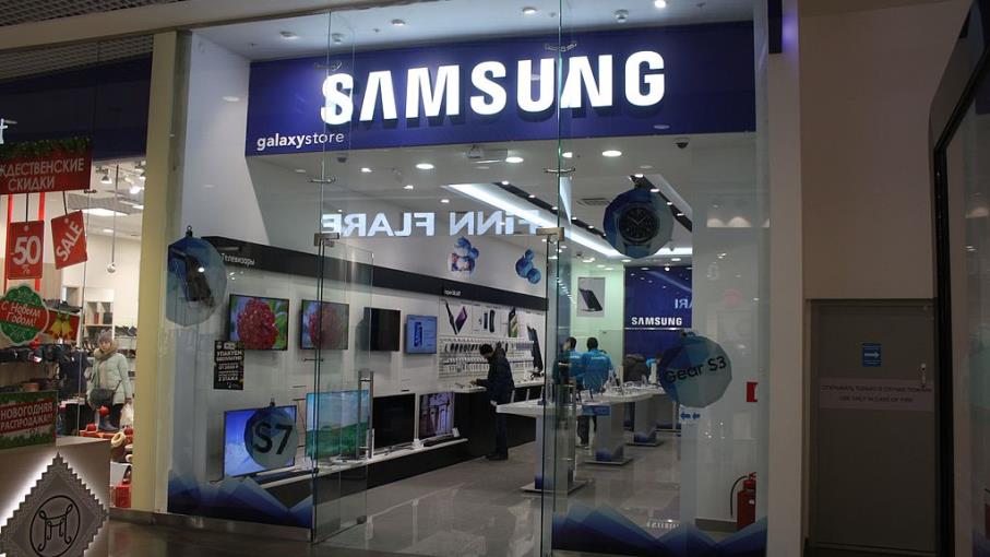 Samsung: utili KO ma azioni volano con taglio produzione chip