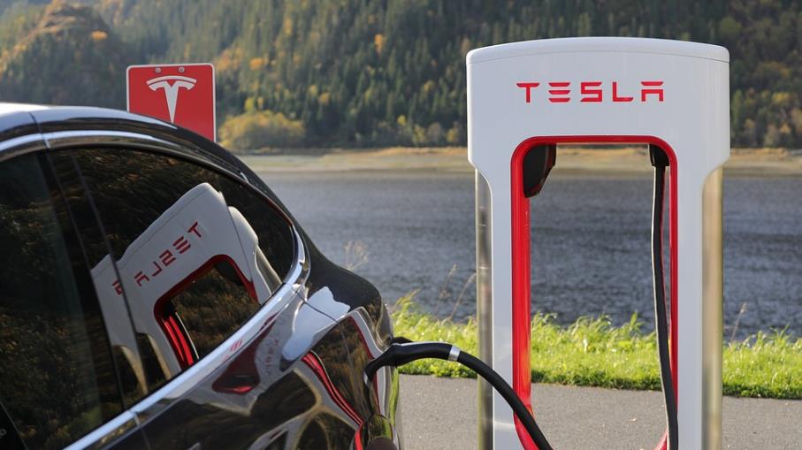 Investire su Tesla e NIO: due simboli delle auto elettriche