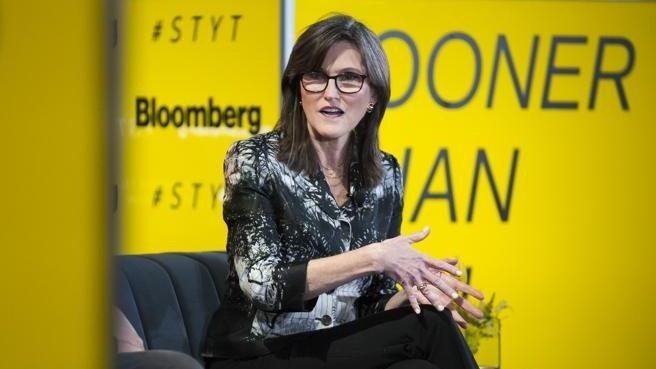 Coinbase: per Cathie Wood i problemi di Binance creeranno un vantaggio