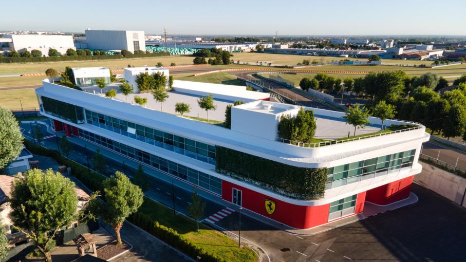 Azioni Ferrari volano: ricavi e utili 2025 oltre le stime