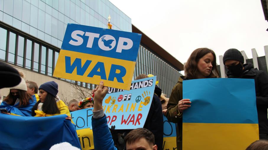 Spiragli di pace tra Russia e Ucraina, azioni difesa europee a picco