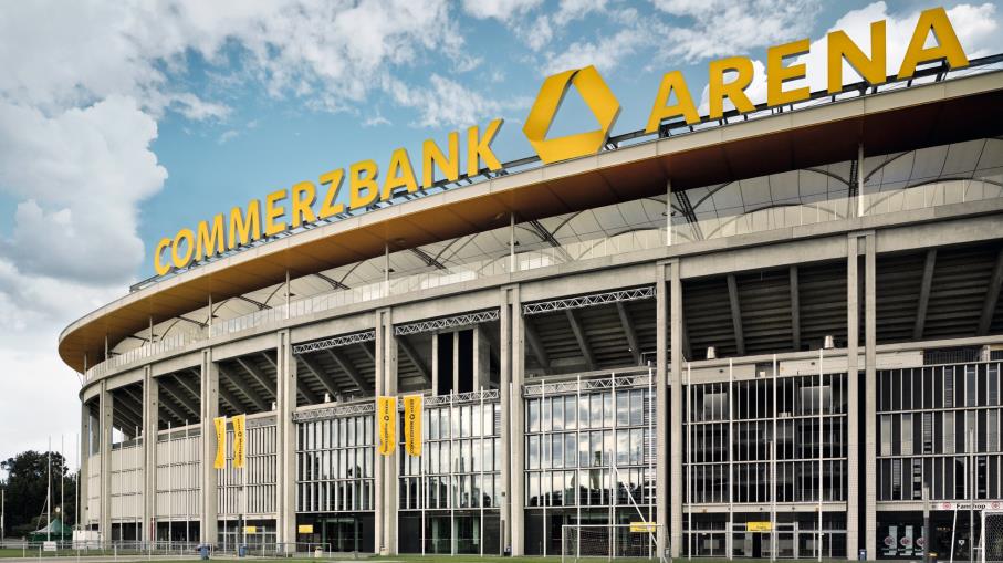 Commerzbank alza la guidance 2026 e respinge l’assalto di UniCredit