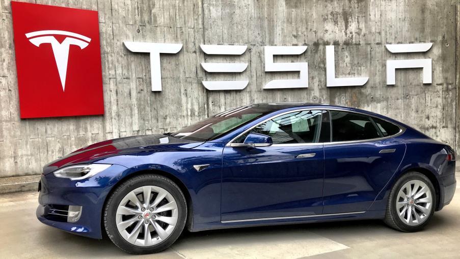 Tesla sotto i riflettori dopo il report di Oppenheimer su storage e AI