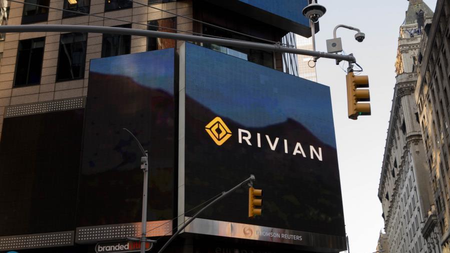 Rivian svela chip AI e piani per guida autonoma e robotaxi