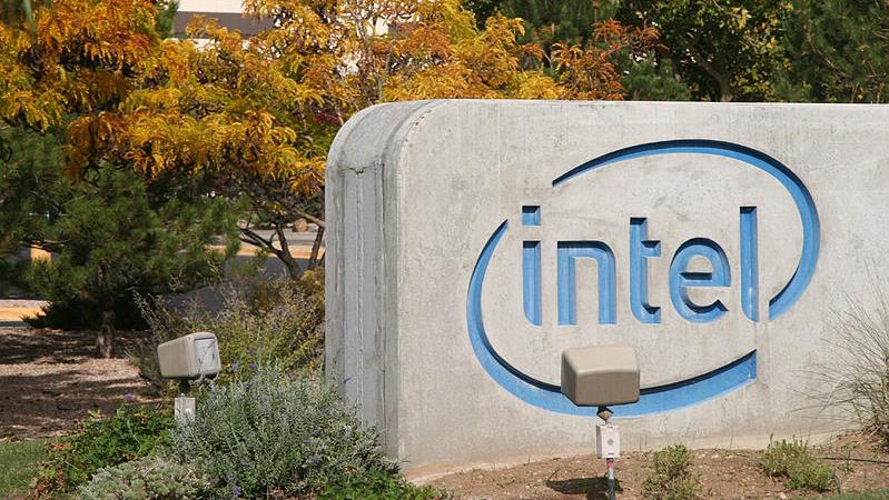 Azioni Intel: crollo domanda PC colpisce il titolo, come operare?