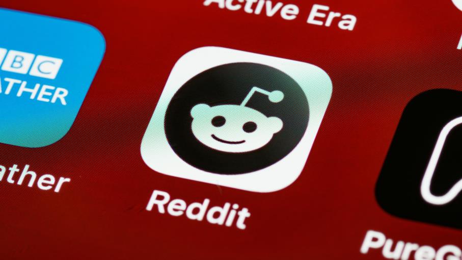 Reddit balza del 10% a Wall Street dopo accordo con OpenAI, nuovi buy?