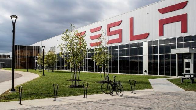 Tesla taglia canoni di leasing in UK dopo crollo vendite, cosa fare?