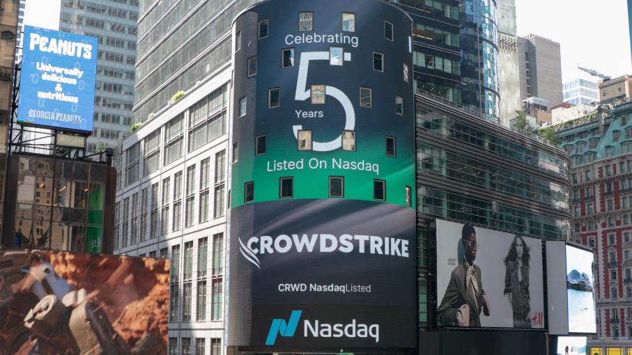 CrowdStrike vola a Wall Street: guidance sopra le attese, cosa fare?