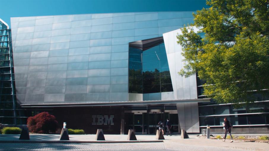 IBM: trimestrale oltre le atttese, le azioni salgono a Wall Street