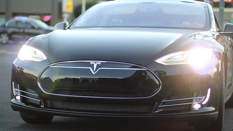 Tesla: i margini trimestrali scendono, azioni crollano a Wall Street