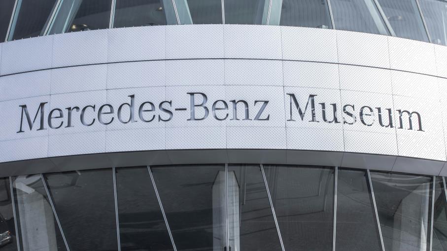 Mercedes-Benz rivede l’outlook sull’intero anno, tonfo del titolo