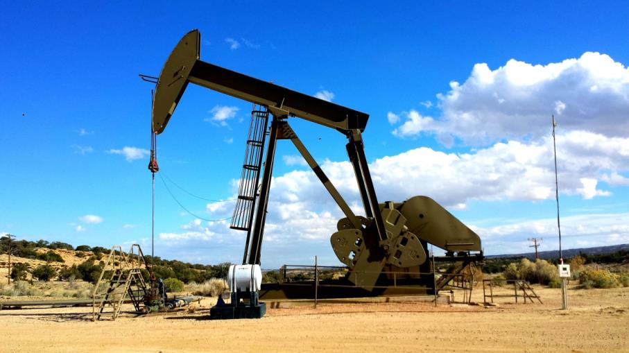Materie prime, petrolio WTI: lo stallo su Hormuz sostiene i prezzi