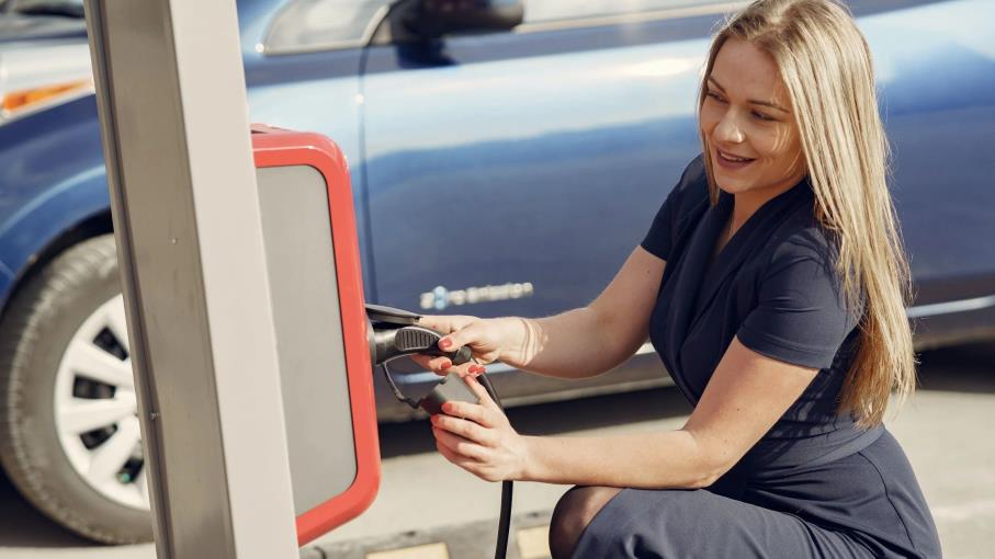 Le auto elettriche affrontano un nuovo problema: il crollo dell’usato