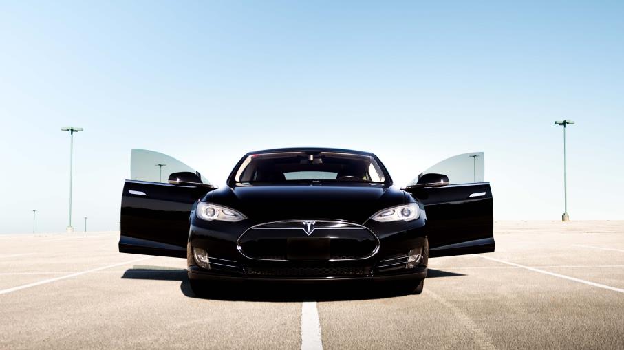 Tesla: trimestrale delude, ma annuncio auto economica fa volare azioni