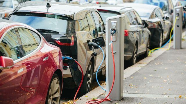 Auto elettriche: a New York arriva prima colonnina da marciapiede