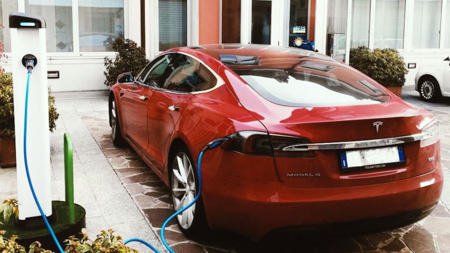 Auto elettriche: perchè azioni società cinesi crollano in Borsa?