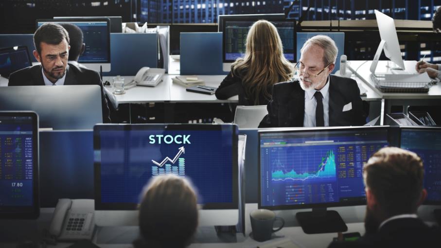 Wall Street: Stock Trader Almanac, S&P 500 a 7.100 a fine 2025
