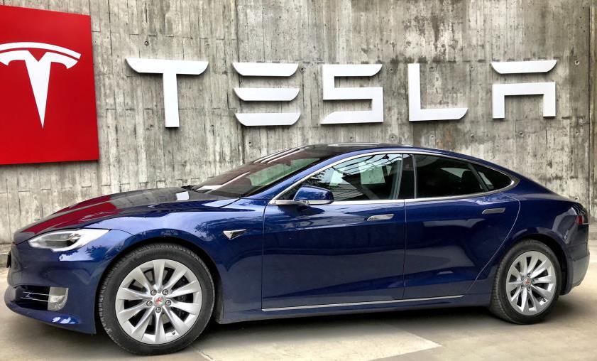 Tesla sui supporti dopo taglio rating di Goldman Sachs, cosa fare?