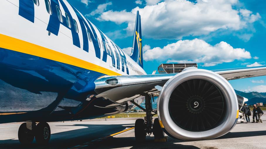 Ryanair abbassa la guidance per l'intero anno, azioni in calo