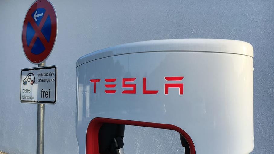 Tesla: CdA approva pacchetto multimiliardario per Musk