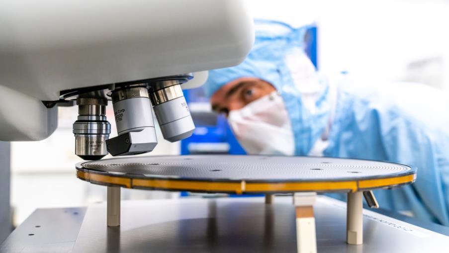 ASML: l’AI sostiene la crescita, un certificato sotto la lente