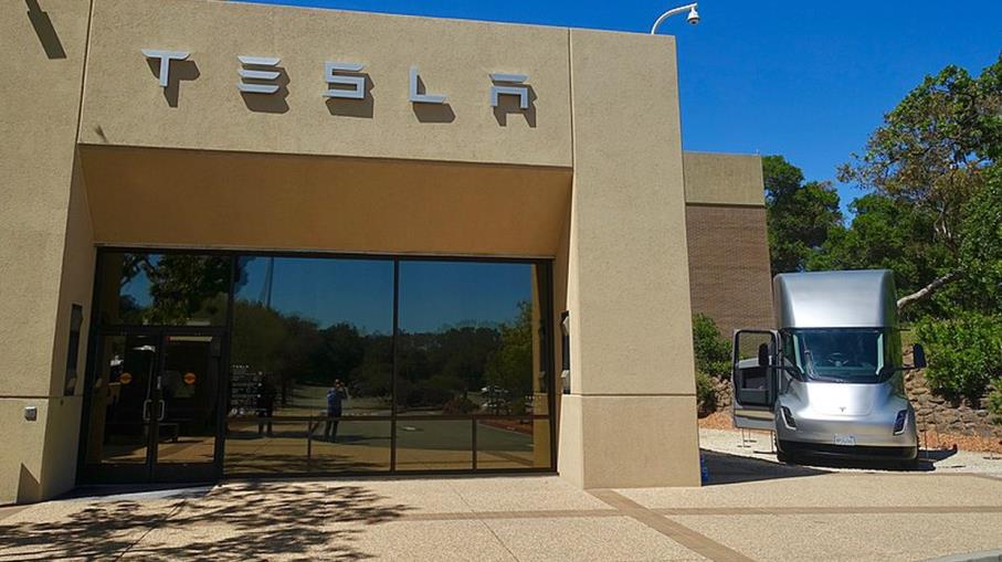 Tesla: rinvio debutto camion elettrico non piace a Wall Street