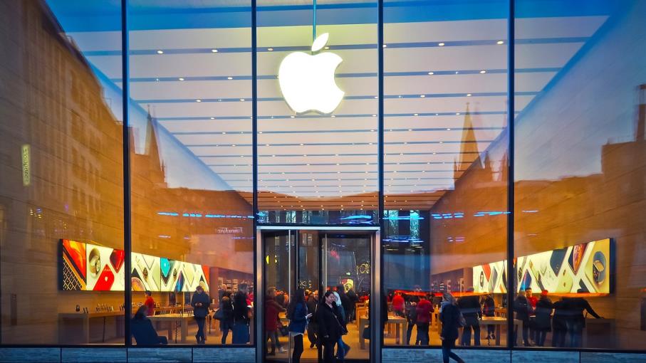 Apple: market cap sopra 3.000 miliardi $, vanno comprate le azioni?