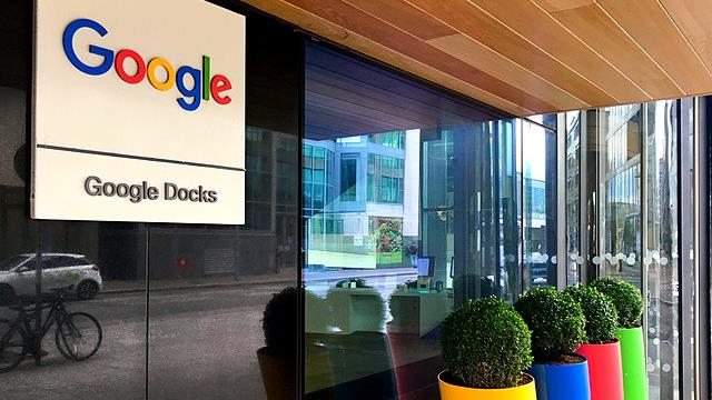 Alphabet entra nel Dow Jones, ma il mercato guarda alle sfide dell’AI
