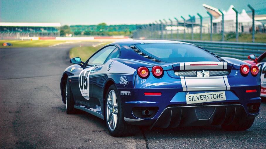 Ferrari: trimestrale solida ma sotto le attese, le azioni scendono