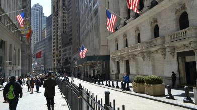 Wall Street Oggi: future deboli dopo i record, Meta e Tesla in focus