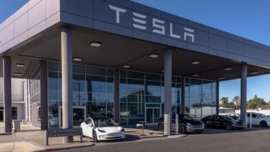 Tesla: il rally punta su Robotaxi, Cybercab e AI