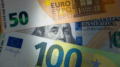 Dollaro USA ancora sotto pressione, banche divise sulle prospettive