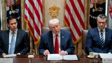 Petrolio: Trump libererà le navi bloccate a Hormuz, i prezzi scendono