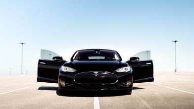 Tesla taglia i prezzi, gli analisti riducono il target delle azioni