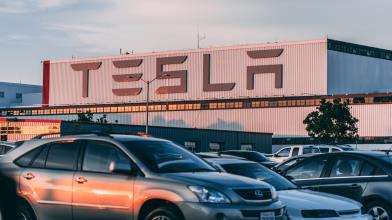 Auto elettriche: con guerra e shock petrolio a vincere è Tesla