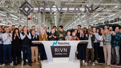 Rivian lancia le obbligazioni verdi convertibili, le azioni crollano