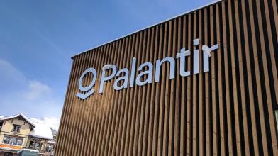 Palantir vola dopo buyback da $1 miliardo, come operare in Borsa?