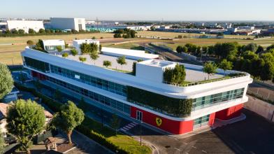 Azioni Ferrari volano: ricavi e utili 2025 oltre le stime