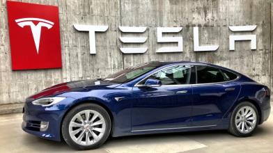 Tesla sotto i riflettori dopo il report di Oppenheimer su storage e AI