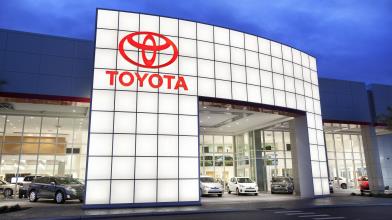 Toyota accelera su auto elettriche: investimenti da $17,6 mld
