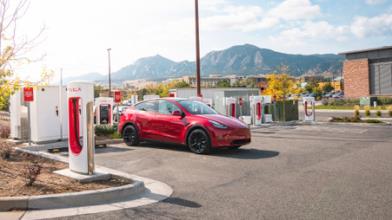Auto elettriche: Tesla apre i Supercharger a tutti