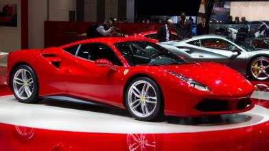 Ferrari: entro 2026 ricavi a 6,7 mld di euro, cosa fare con azioni?