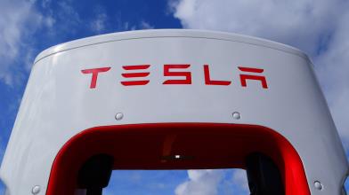Tesla sospende produzione ad Austin: titolo in calo, cosa fare?